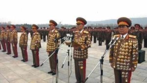 Nordkoreanska generaler med larvigt mycket medaljer på sina uniformer