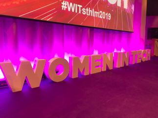 Women in tech 2019 logga på scen