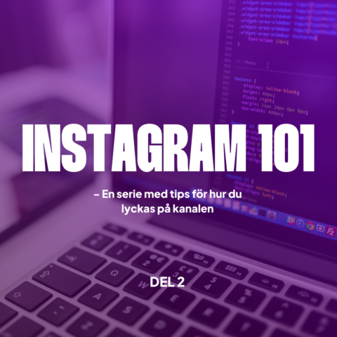 Bild på en dator med kod för att visa på hur algoritmerna, precis som kod, jobbar i det gömda. Framför bilden står det 